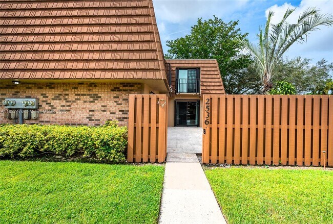 Foto del edificio - 2536 Camelot Ct