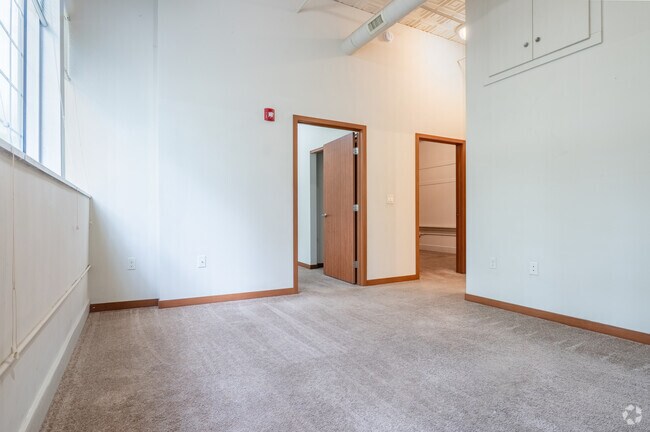 2 habitaciones, 1 baño - 815 pies cuadrados - Sala de estar - Elementary School Apartments