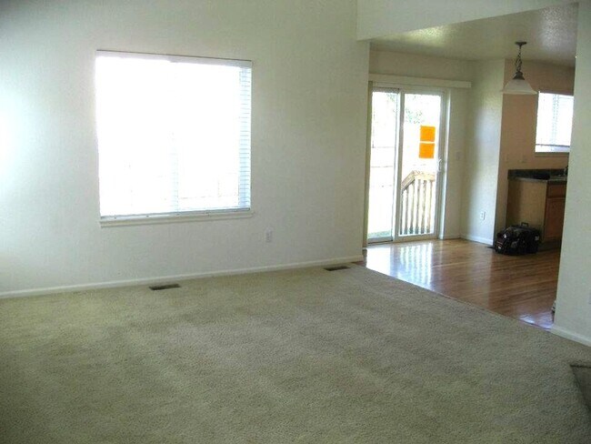 Building Photo - Beautiful Springs Ranch Home!