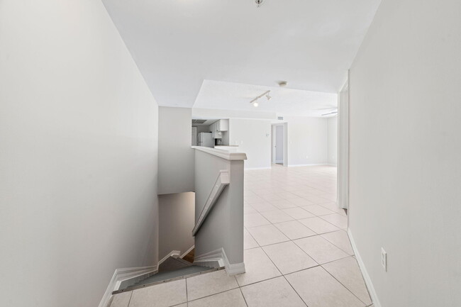 Building Photo - 400 Crestwood Ct N
