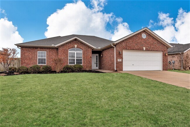 Building Photo - Bentonville Home!