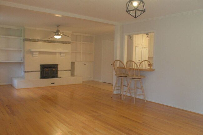 Foto del edificio - Well maintained ranch home available June ...