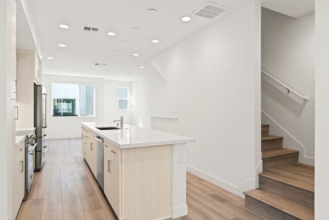 Cocina central con electrodomésticos europeos - 170 Uptown Cir