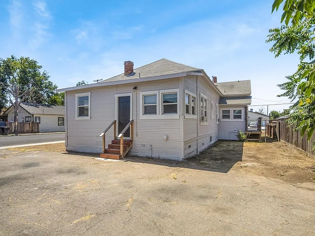 Building Photo - 1202 Kaweah St