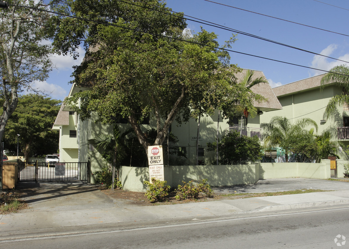Foto del edificio - 13030-13090 NE 6th Ave
