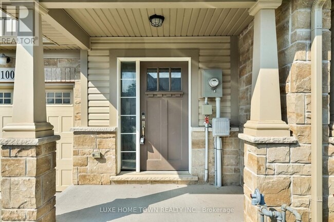 Photo du bâtiment - 100 Monarch St