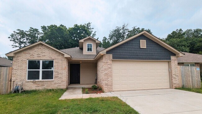 Building Photo - 3 Bed / 2 Bath Home in Noble Schools | Fenced Backyard + Storm Shelter
