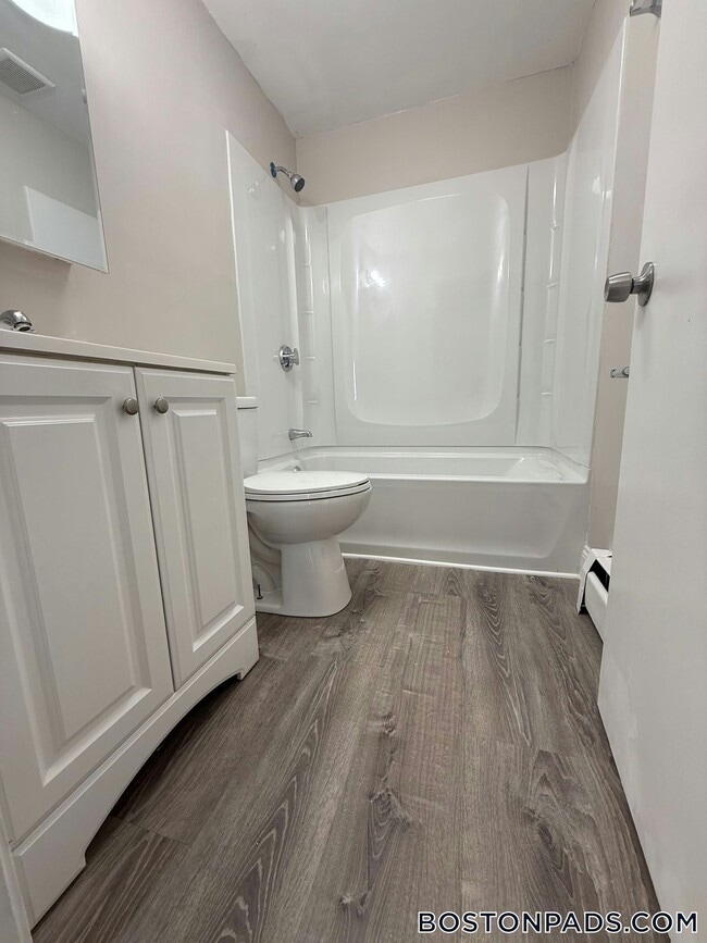 Building Photo - 71 Bernier St