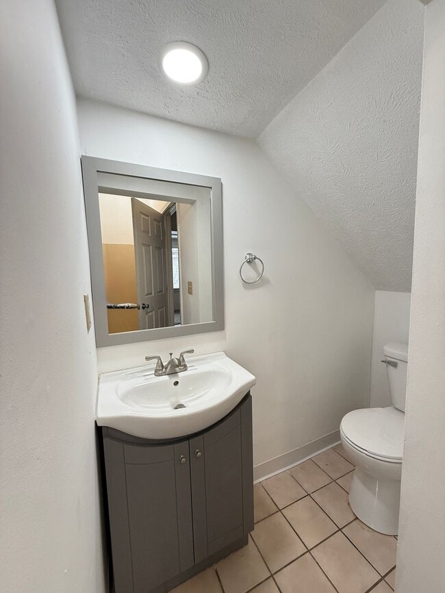 Building Photo - HOUSE...LARGE 3 Bedroom 2 Bath