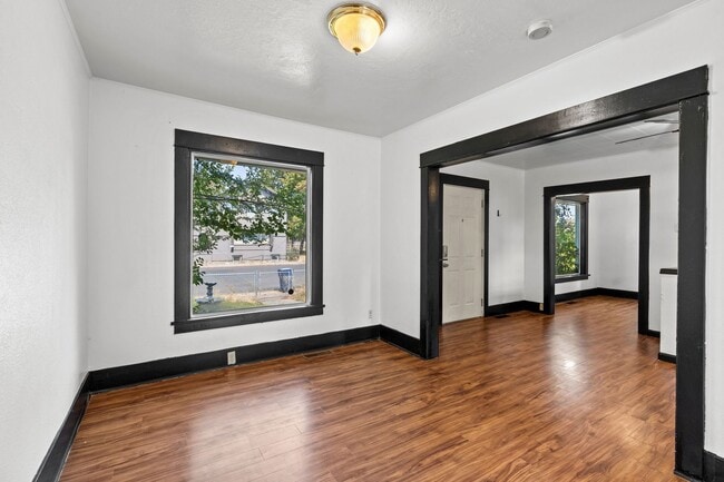 Building Photo - NorthEast Spokane Home - Beautifully Updated