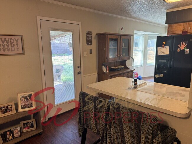 Foto del edificio - Well-Maintained 3 Bed Brick Home | 2-Car Garage + Fenced Yard