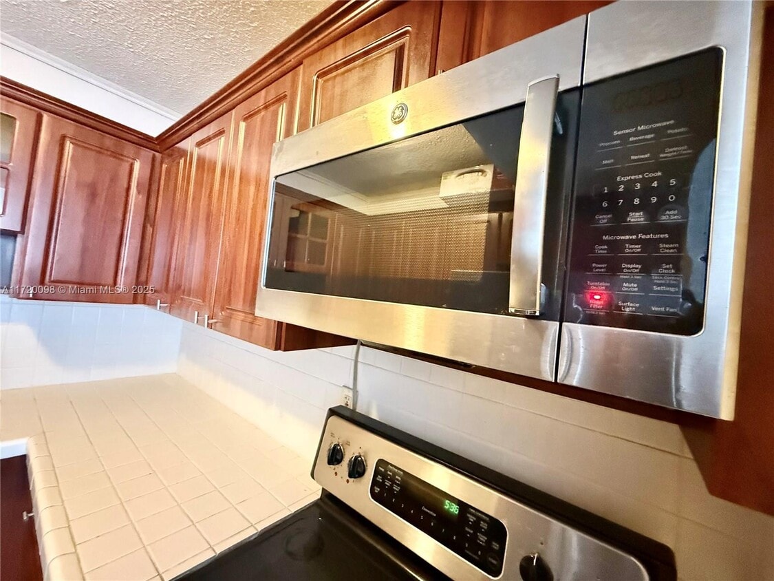 Foto principal - 3660 NE 166th St