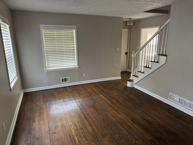 Building Photo - Updated 3 Bedroom/2 Bath Bungalow in Great...
