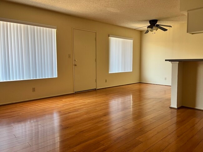 Building Photo - 636 E Verdugo Ave