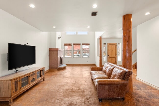 Building Photo - 211 Juniper Ct