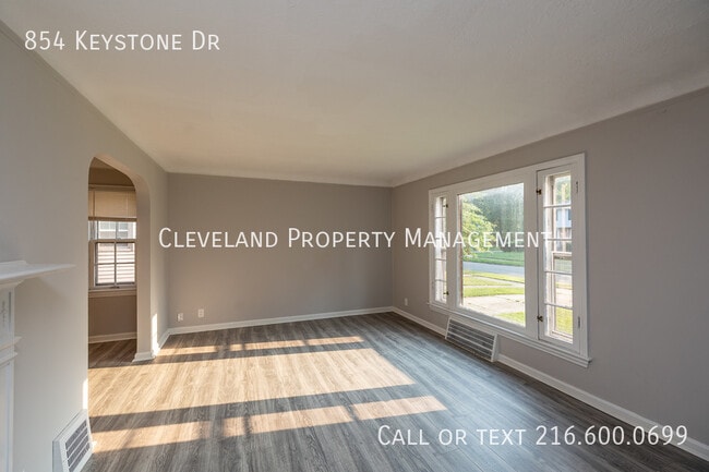 Building Photo - Cleveland Hts Brick Colonial