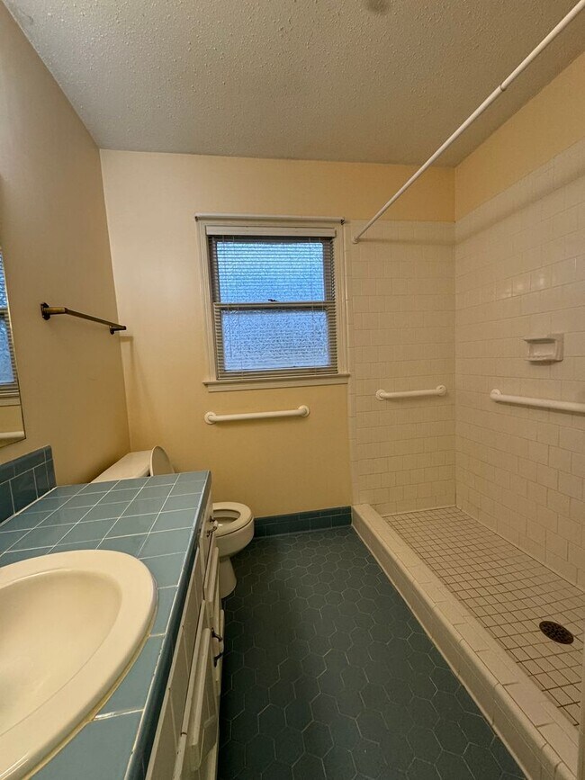 Foto del edificio - 702 Sandhurst Dr