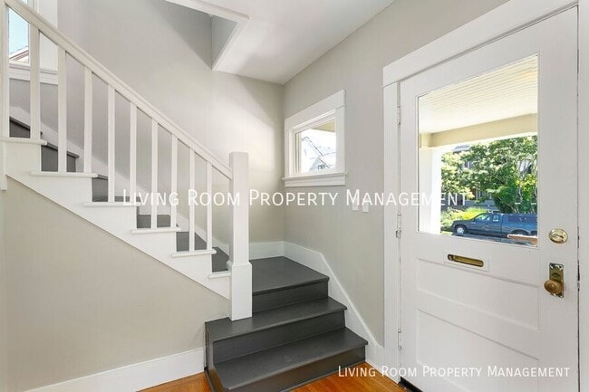 Building Photo - 4137 NE 8th Ave