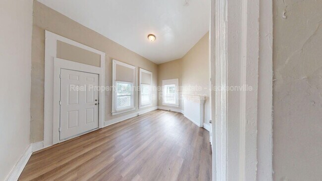 Foto del edificio - 2326 Moncrief Rd