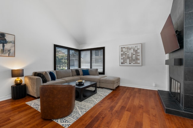 Building Photo - 526 Via De La Valle