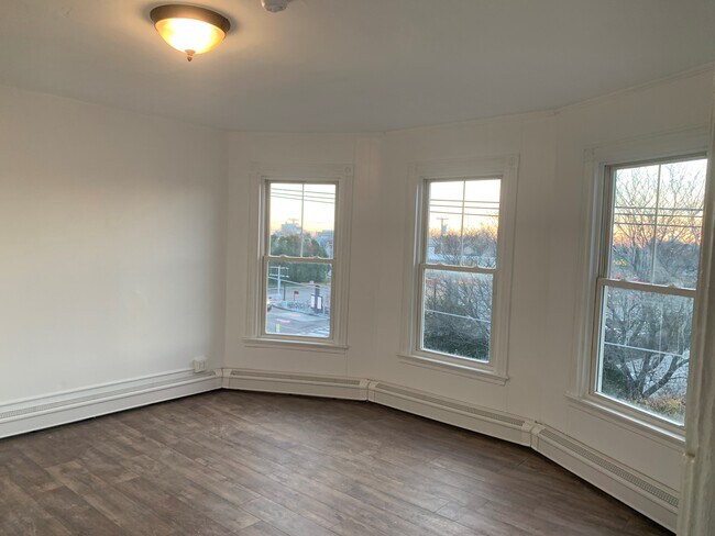 Building Photo - 319 Valley St