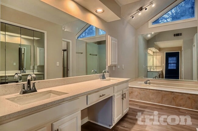 Foto del edificio - 100 Hillcrest Point