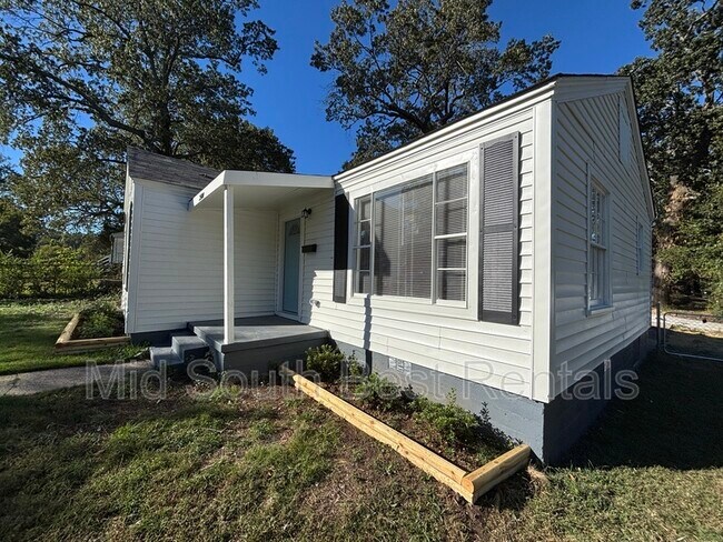 Building Photo - 2500 S Oak St