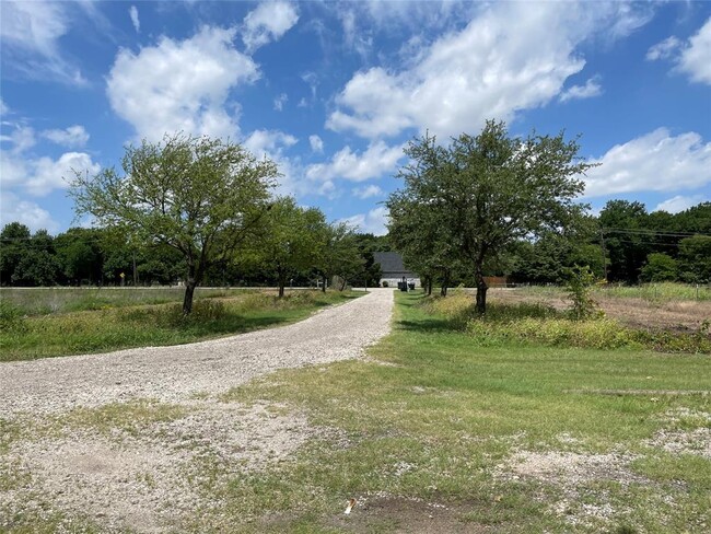 Foto del edificio - 1590 Rock Ridge Rd