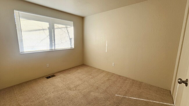 Foto del edificio - Townhome in 4-plex - near UNR - off street parking