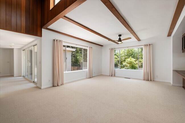 Foto del edificio - 1528 Rising Glen Rd