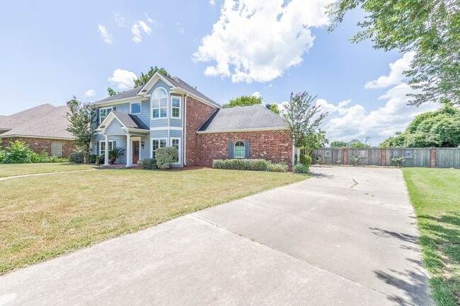 Building Photo - 300 Oak Hollow Dr