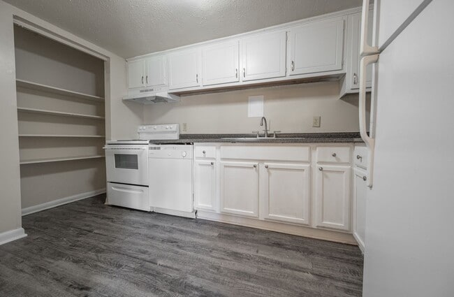 Building Photo - Charming 2 Bedroom Condo Living in the Heart of Chapel Hill