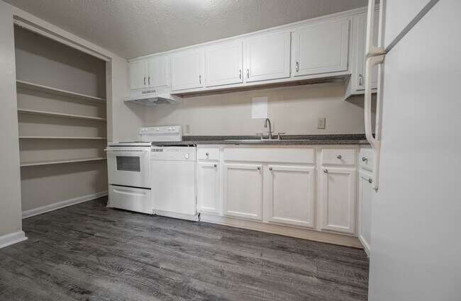 Foto del edificio - Charming 2 Bedroom Condo Living in the Heart of Chapel Hill