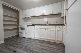 Building Photo - 500 Umstead Dr