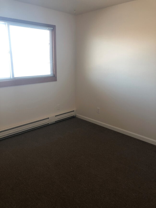 Building Photo - 3 Bedromm, 2 Bathroom Duplex!