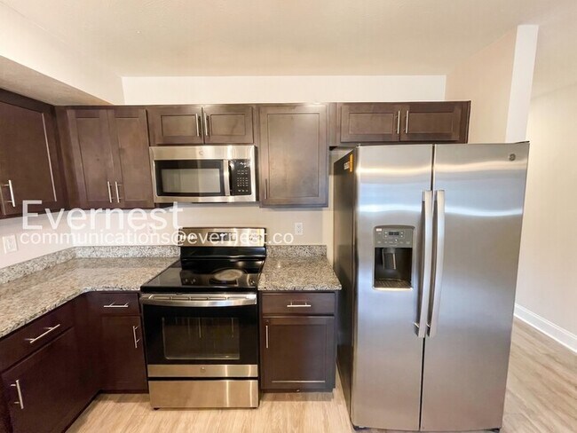 Foto del edificio - 3 Bed/3 Bath Townhome with Off-Street Parking / Pet-Friendly / Vouchers Accepted / Available Now!