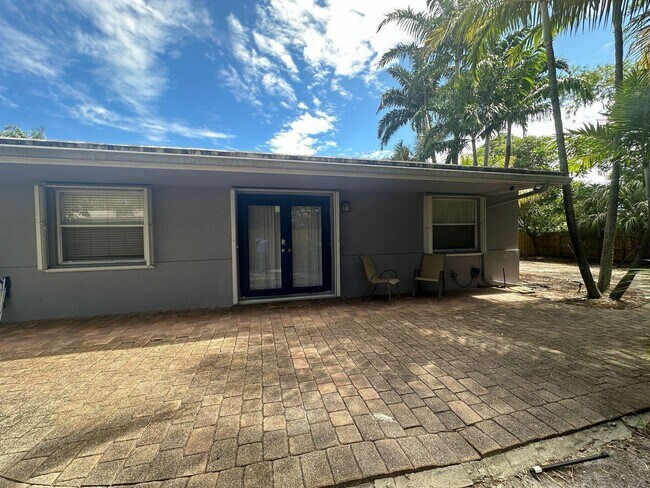 Foto del edificio - 740 NE 37th St