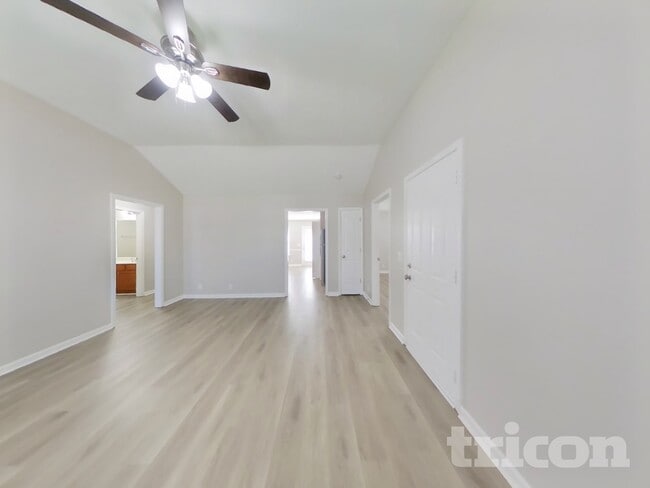 Building Photo - 996 Tom Hailey Blvd