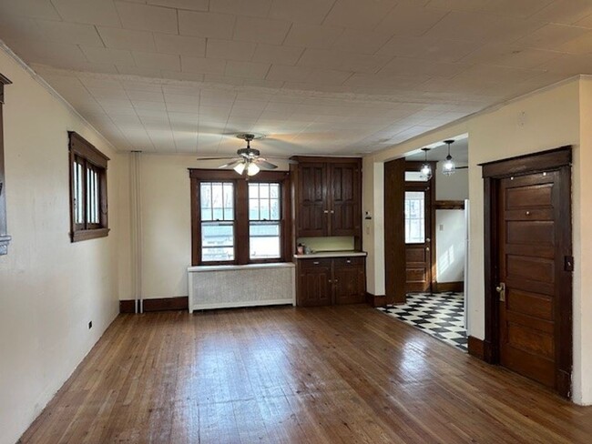 Building Photo - Welcome to this charming 3-bedroom, 1-bath...