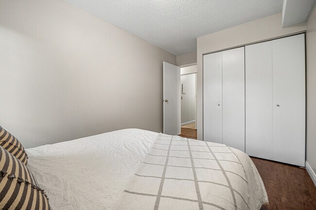 Building Photo - 732 57 Av SW
