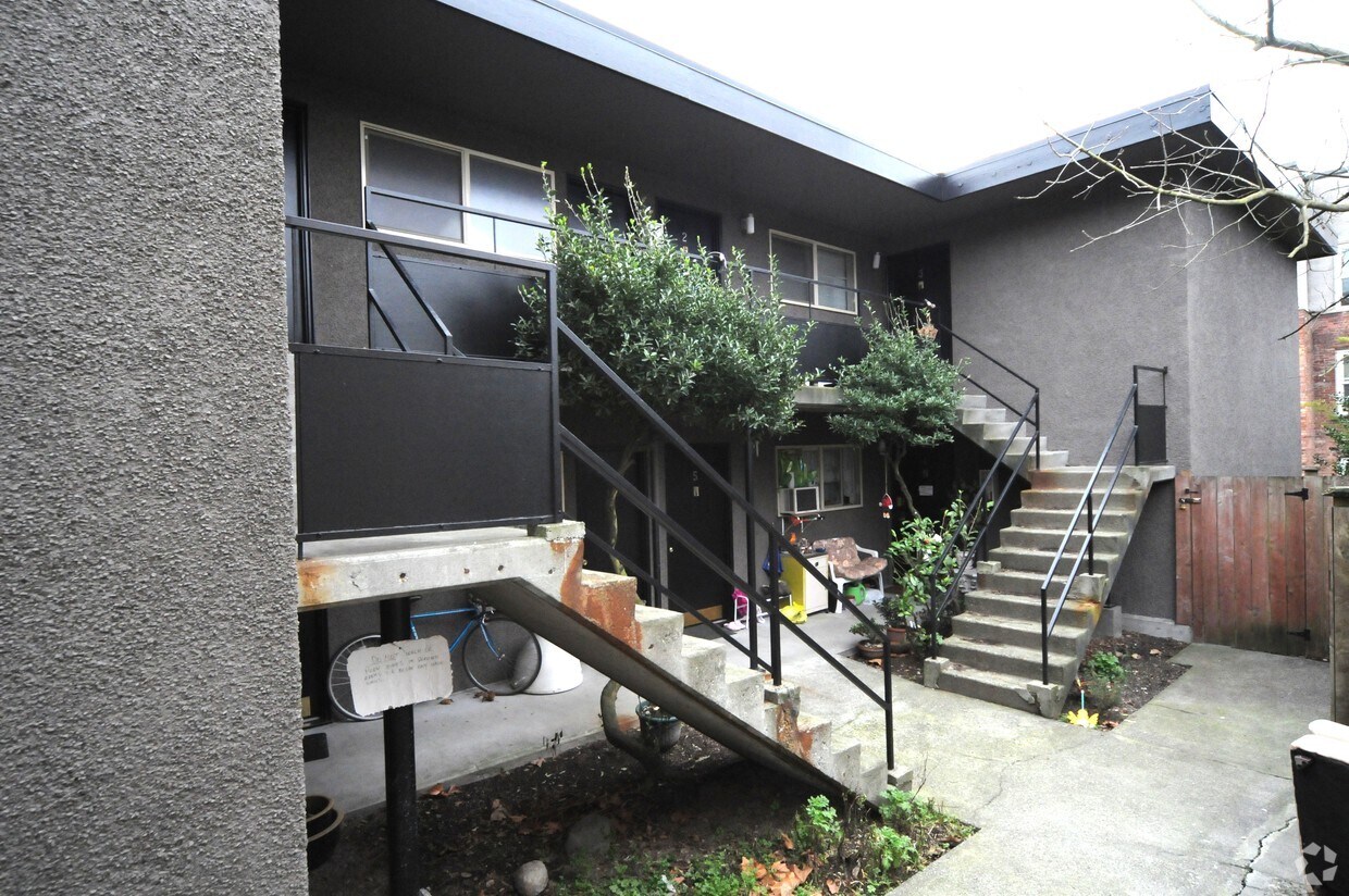 Building Photo - Chelsye Apts