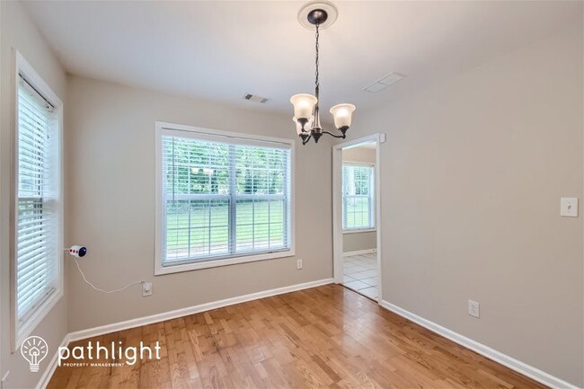 Building Photo - 180 Carriage Circle