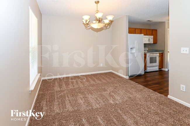 Building Photo - 8121 Chatham Oaks Dr