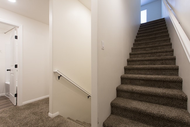 Building Photo - OPEN HOUSE: 1/24 11:30AM-12:30PM  4 Bed with 2 Car Garage & Washer/Dryer in Unit
