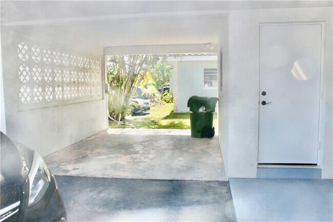 Foto del edificio - 2155 NE 56th Ct