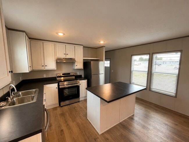 Building Photo - 106 Pine Cone Dr