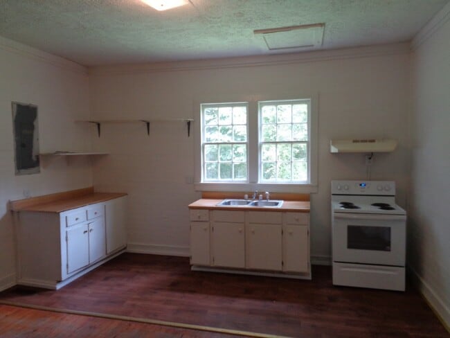 Building Photo - Cute as a button! 2 bed, 1 full bath, reno...
