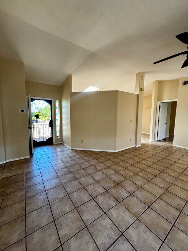 Building Photo - House For Rent