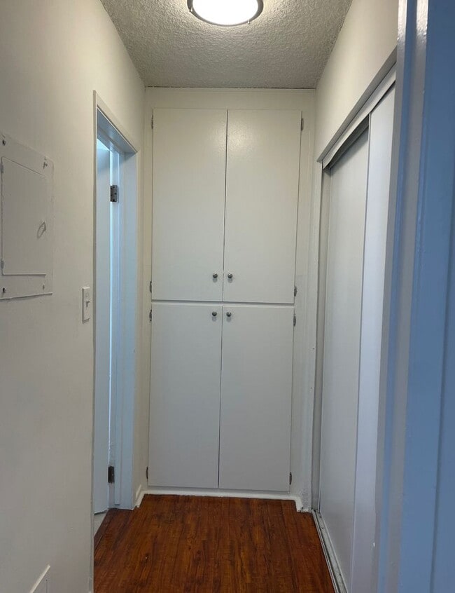 Building Photo - Spacious 1 Bedroom located in Canoga Park!...