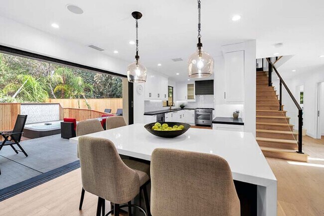 Building Photo - Skyhill Modern Lux with Hot Tub, Walk to U...
